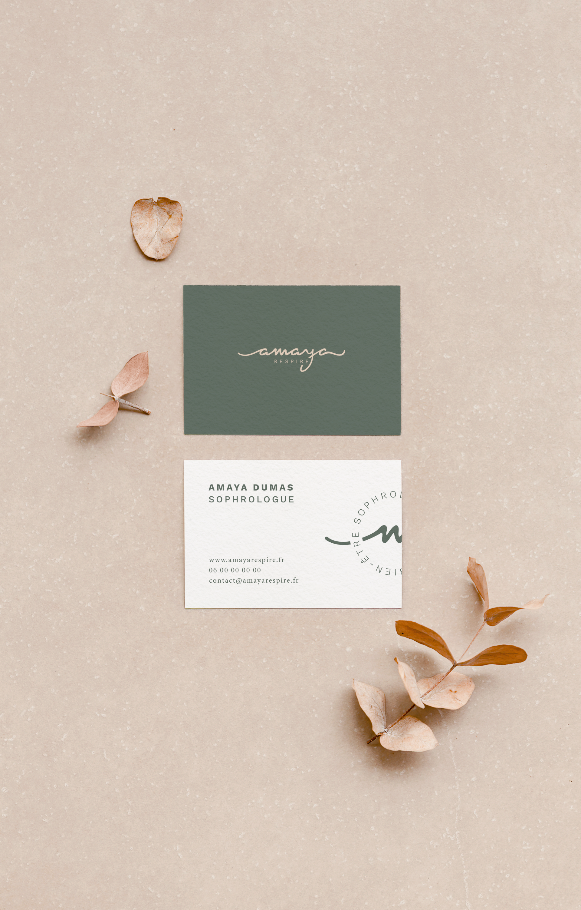 Carte de visite Amaya Respire – design minimaliste et naturel pour sophrologue à Aix-en-Provence